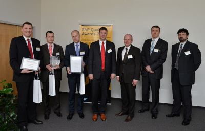 Zstupci Ministerstva financ R a SAP R po pevzet ocenn SAP Quality Awards 2013.