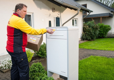 Nová balíková schránka DHL může způsobit revoluci v doručování balíků do domácností i vracení zboží. Nová balíková schránka DHL může způsobit revoluci v doručování balíků do domácností i vracení zboží.