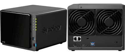 Obr. 1: eln panel Synology DS916+ je bohuel leskl, nchyln na otisky prst a ppadn pokrbn.