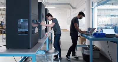 Obr. 3: Nov technologie 3D tisku ADAM v tiskrn Markforged Metal X zpstupuje aditivn vrobu z kov i spolenostem, kter si ji dosud vlastnmi silami nemohly dovolit. Foto: Markforged