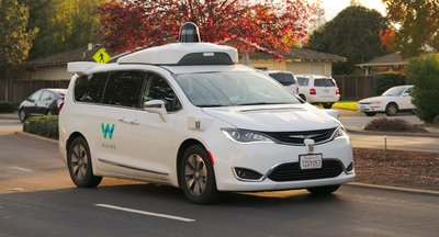 Autonomn vz spolenosti Waymo pi testovn v ulicch Los Altos, foto: Dllu, CC BY-SA 4.0, wikimedia.org