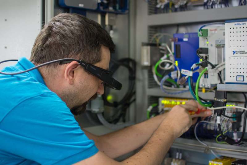 Bosch R nasadil een asistovan reality DynaEdge AR pro servis zazen v ternu