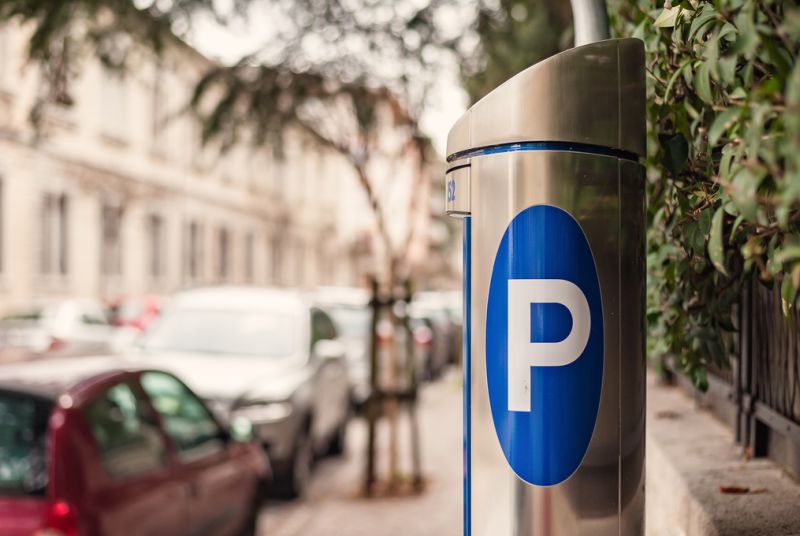 V nejvtch mstech zan pevaovat placen za parkovn mobilem