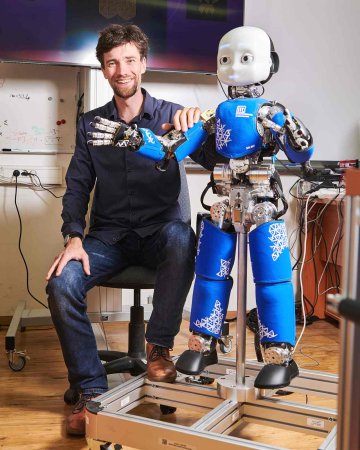 Dr. Matěj Hoffmann, vedoucí skupiny humanoidní robotiky na katedře kybernetiky FEL ČVUT s robotem iCub