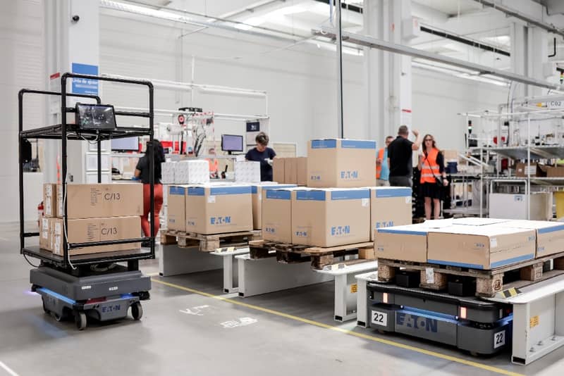 Eaton nasadil autonomní mobilní roboty pro zvýšení efektivity interní logistiky