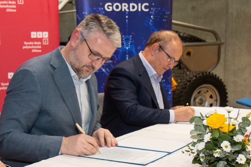 Rámcové smlouvy o strategické spolupráci podepsali rektor VŠPJ Zdeněk Horák (uprostřed) s generálním ředitelem firmy Optokon Jiřím Šteflem (vlevo) a generálním ředitelem firmy Gordic Jaromírem Řezáčem.