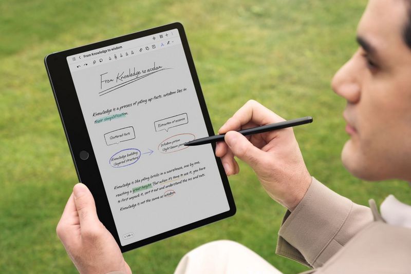 Nov� tablet s unik�tn�m displejem funguje jako digit�ln� z�pisn�k a inteligentn� skic�k